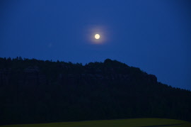 Vollmond am Pfaffenstein  www,natuerlich-wolf.de